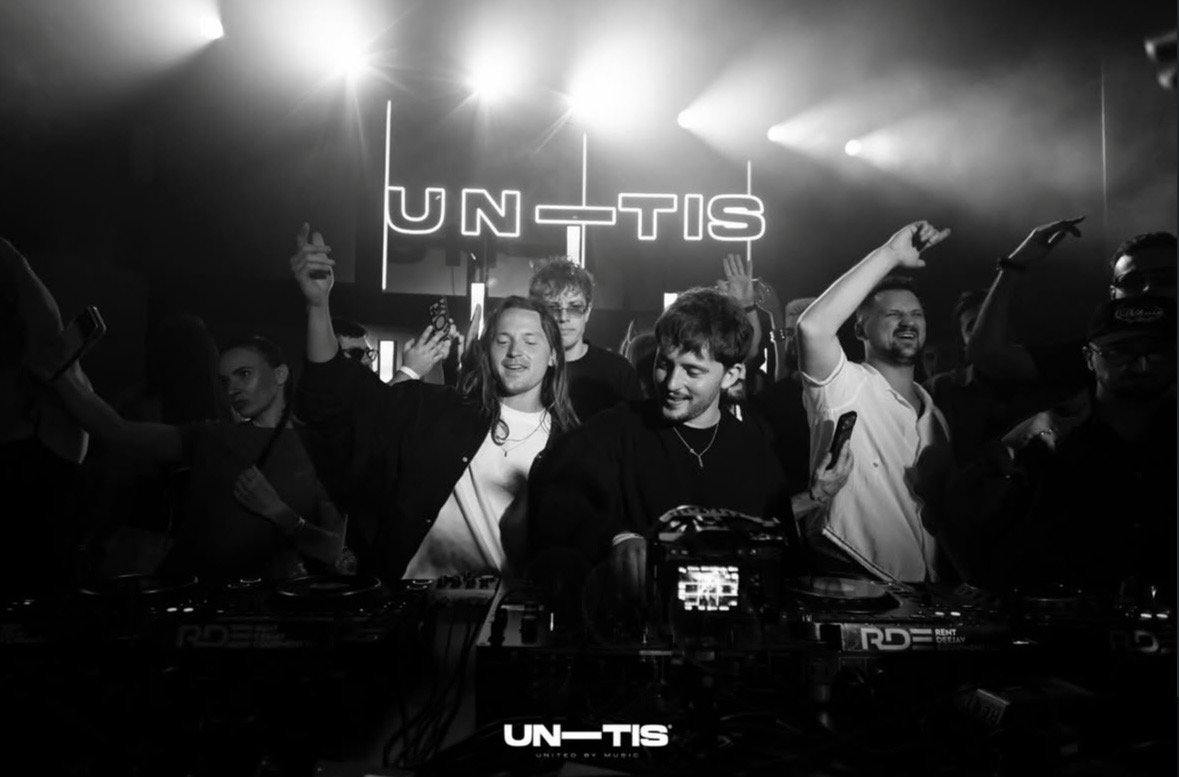 SOMMERS performing with the crowd beneath the UNITIS sign in Warsaw
